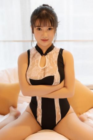 没有罩子的瑜伽老师